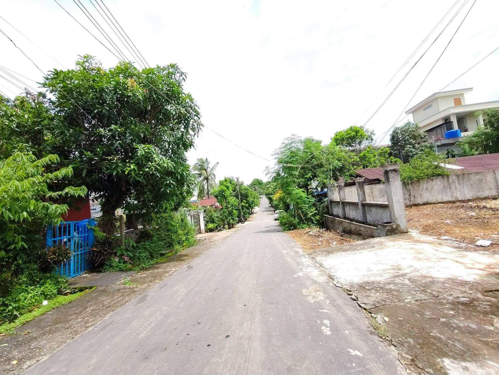 မြိုင်သာယာရပ်ကွက် သမိန်ဗရမ်းလမ်းကျောကပ် 8 လမ်းထဲရှိ ပျဥ်ထောင်အိမ်ပါ 40*60မြေကွက်အရောင်း။09789528544 #AC140 - 3