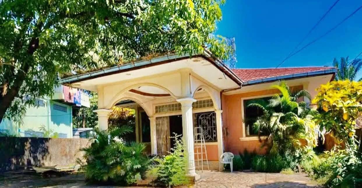 မော်လမြိုင်မြို့ စျေးကြိုဒေါင်းဇရပ်ကင်မွန်းခြုံလမ်းမတန်း အဝင်နားလေးတင် အိမ်နှင့်ခြံရောင်းမည်။ 09789528544 #AC038 - 2