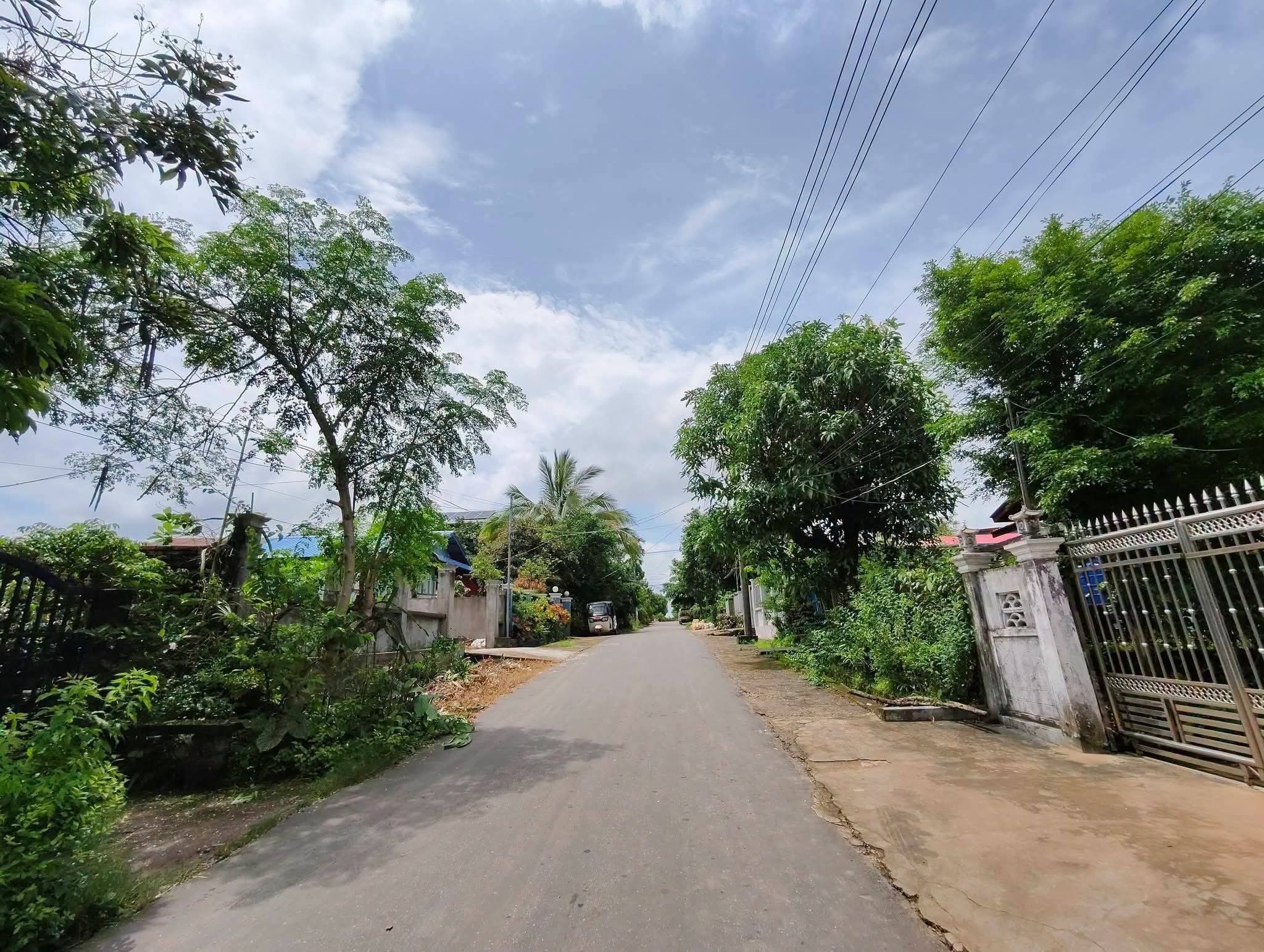 မြိုင်သာယာရပ်ကွက် သမိန်ဗရမ်းလမ်းကျောကပ် 8 လမ်းထဲရှိ ပျဥ်ထောင်အိမ်ပါ 40*60မြေကွက်အရောင်း။09789528544 #AC140 - 2