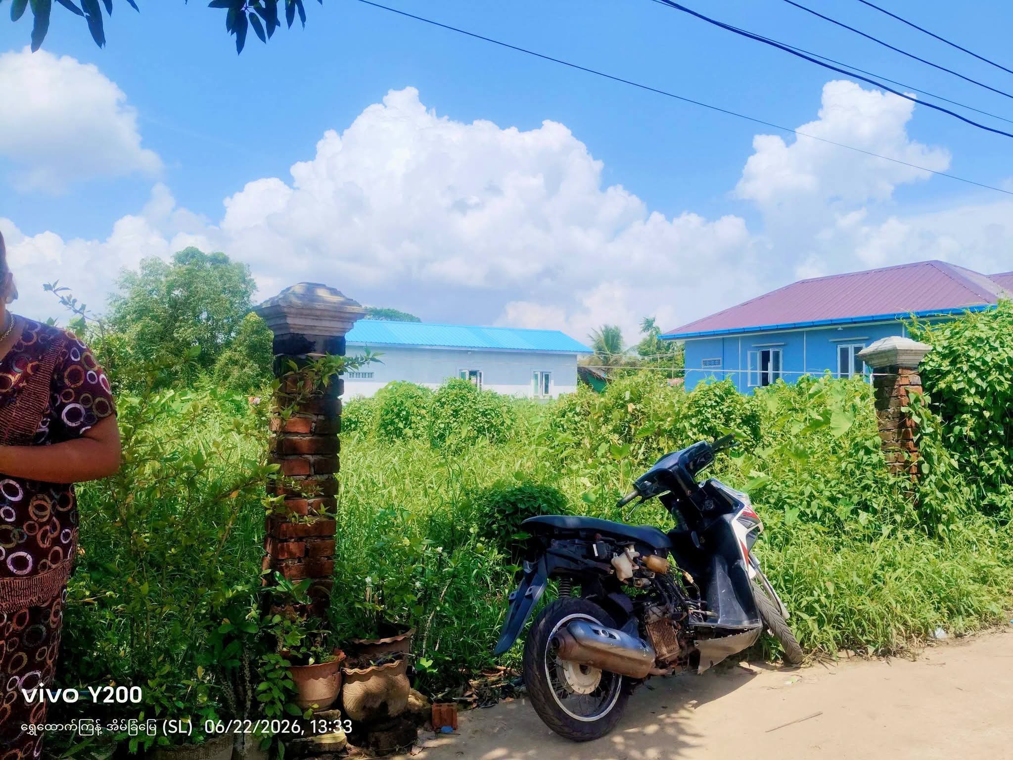 မှော်ဘီမြို့နယ်အပိုင် သန္ဓေပင်အုပ်စု ကြက်ဖြူကန်ရပ်ကွက်ရှိပေ22*44 ခြံကွက်ရောင်းမည်။ 09789528544 #AC092 - 2