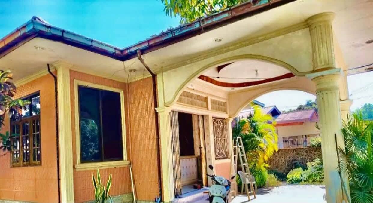 မော်လမြိုင်မြို့ စျေးကြိုဒေါင်းဇရပ်ကင်မွန်းခြုံလမ်းမတန်း အဝင်နားလေးတင် အိမ်နှင့်ခြံရောင်းမည်။ 09789528544 #AC038 - 4